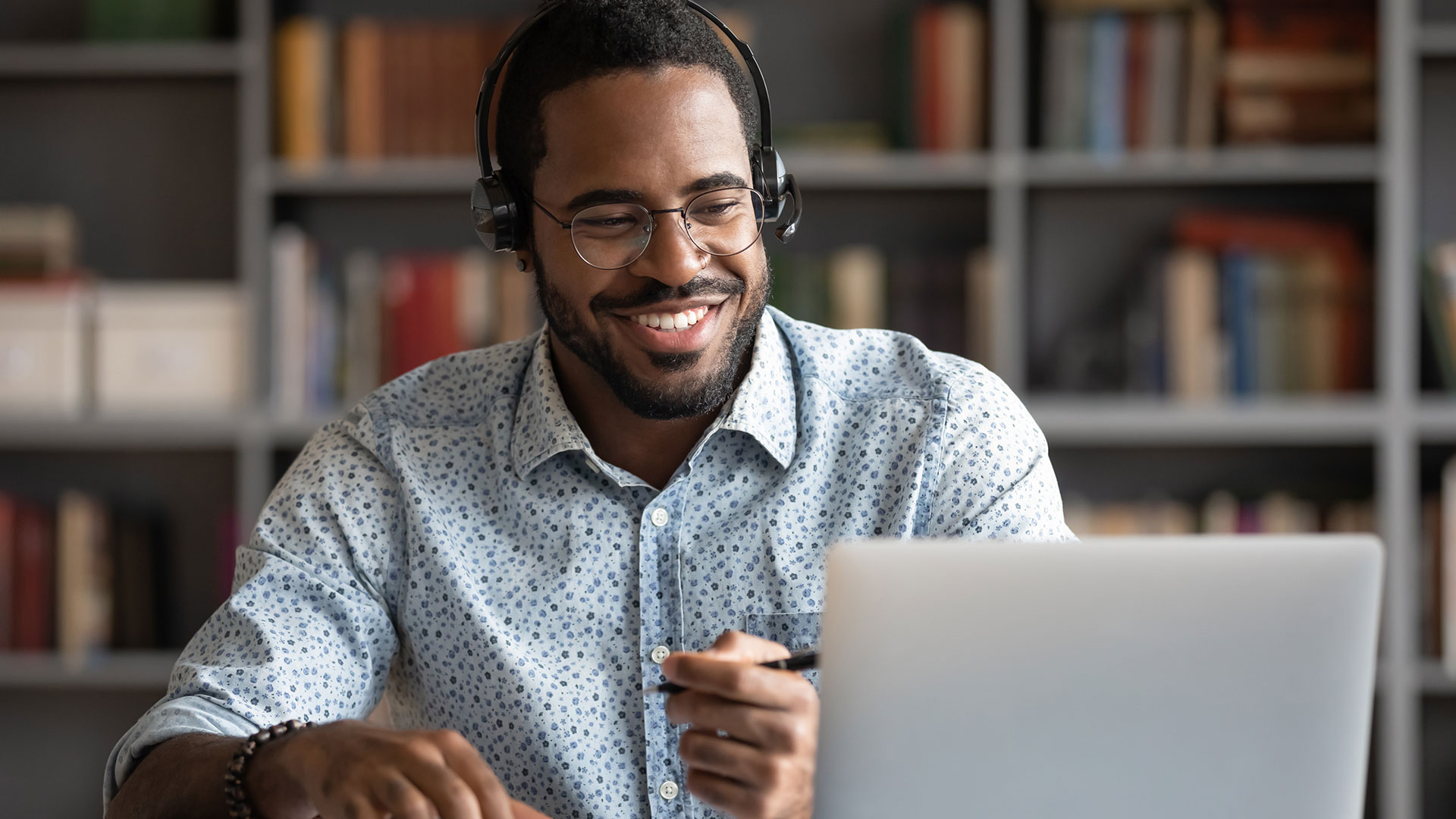 happy-person-working-wearing-headphones (1)