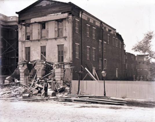1886 Charleston Earthquake 13_East_Battery_-_earthquake_damage